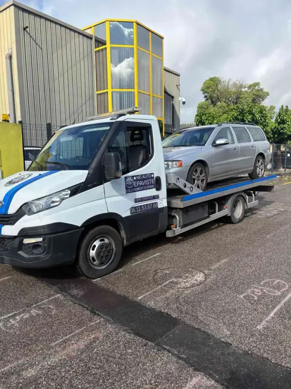 Camion plateau HG Auto Épaviste transportant un véhicule dans le Var